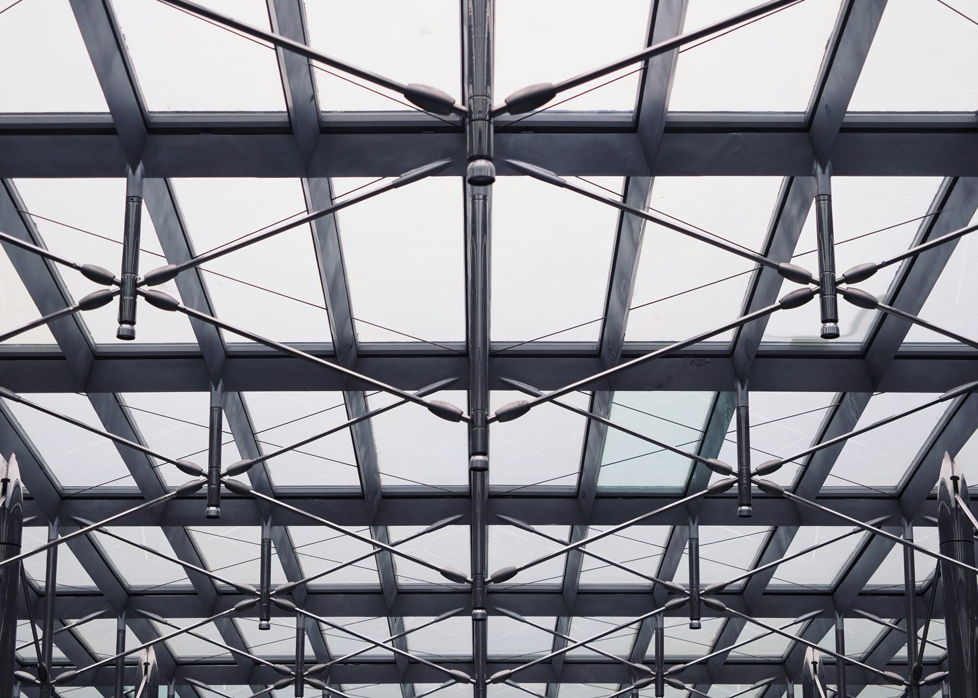 Ein Blick ins Innere einer Metallkonstruktion