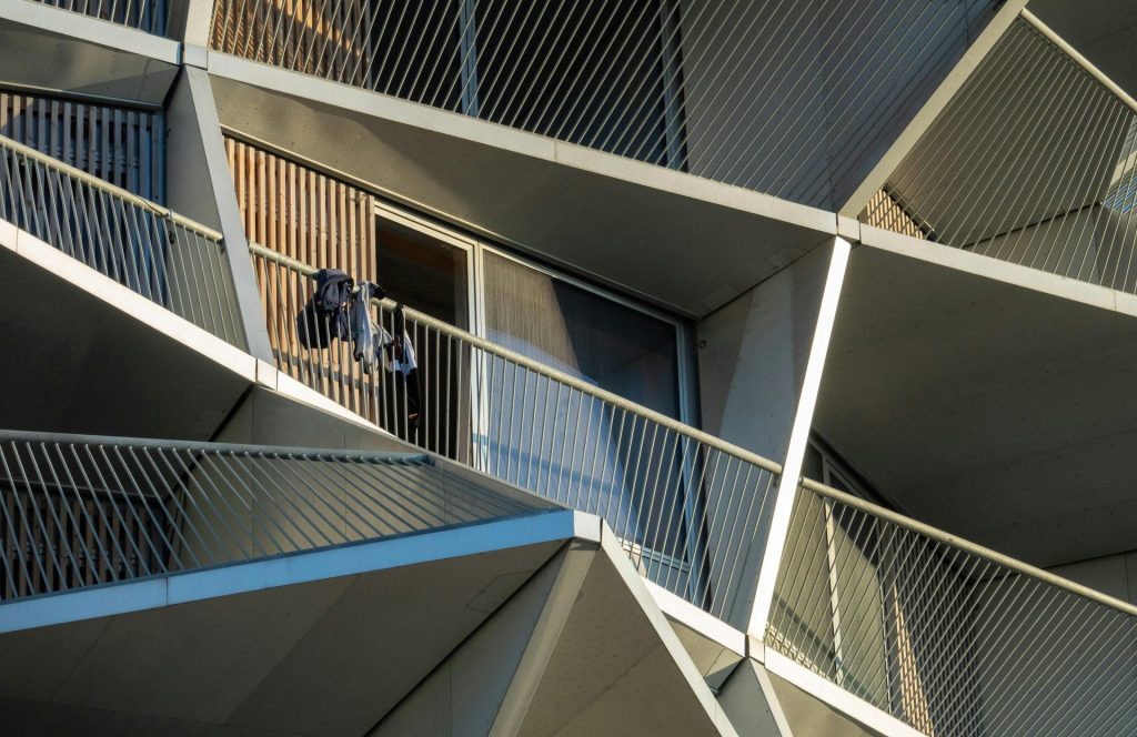 Nahaufnahme eines zeitgenössischen Gebäudes in Kopenhagen mit geometrischen Mustern und Stahlgeländern.