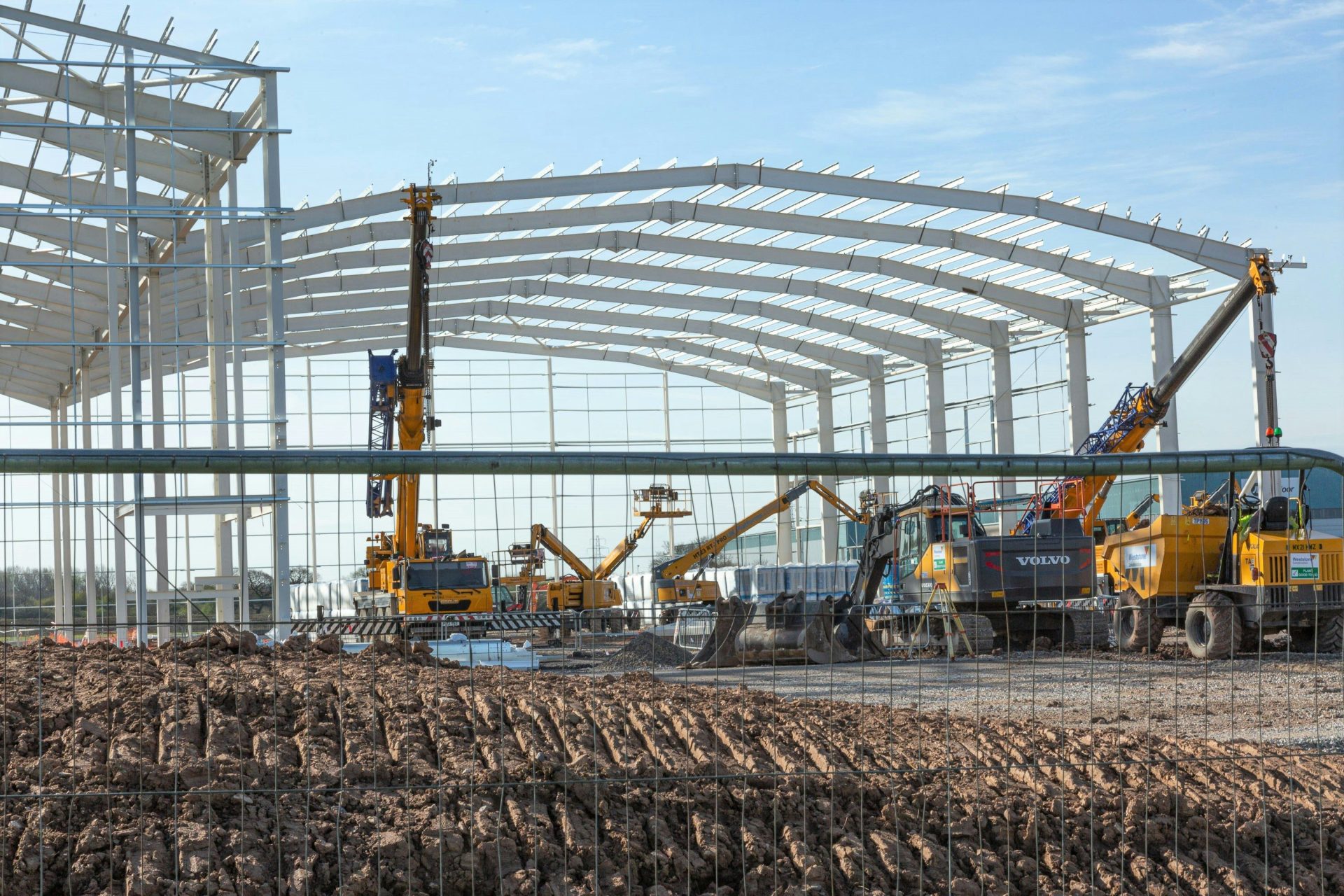 Eine Baustelle mit einer großen Menge an Baumaschinen.
